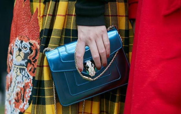 bvlgari包包蛇头红色真假,怎么辨别宝格丽蛇头包的真假