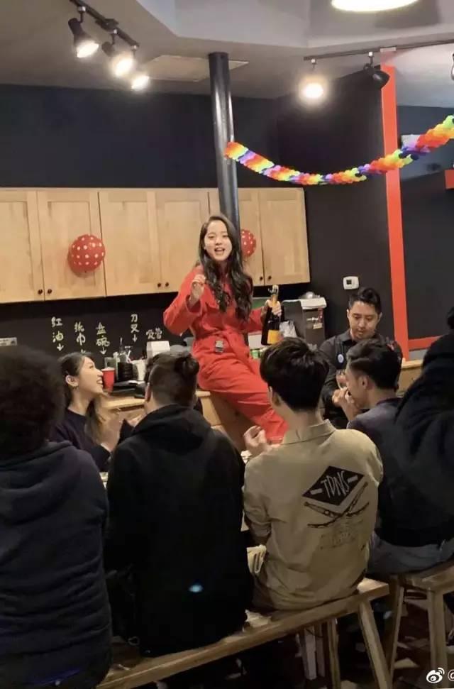 “人精”欧阳娜娜暗讽美合专睡男明星？扒完她的好友圈发现她极度