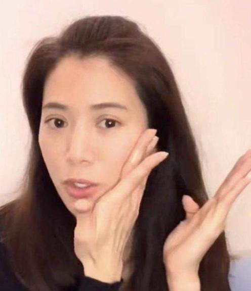 背1万包包去买菜,背十万的包去买菜