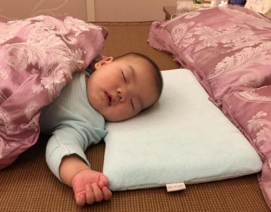 宝宝出生后睡婴儿床还是跟妈妈睡,出生的婴儿要不要睡枕头