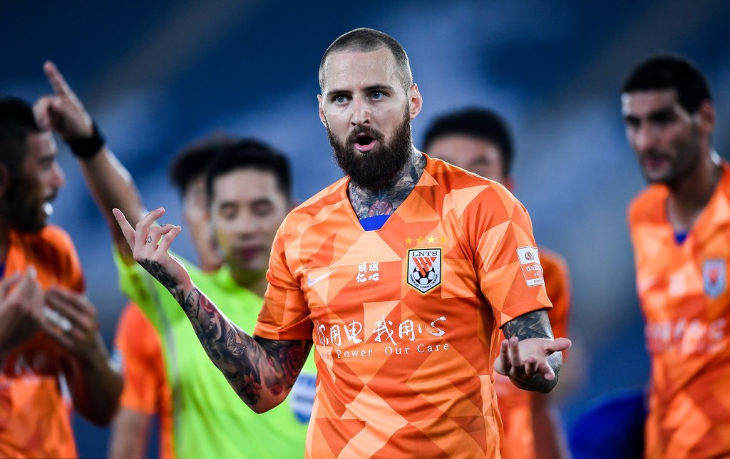 裁判对鲁能争议判罚集锦,中超争议裁判鲁能