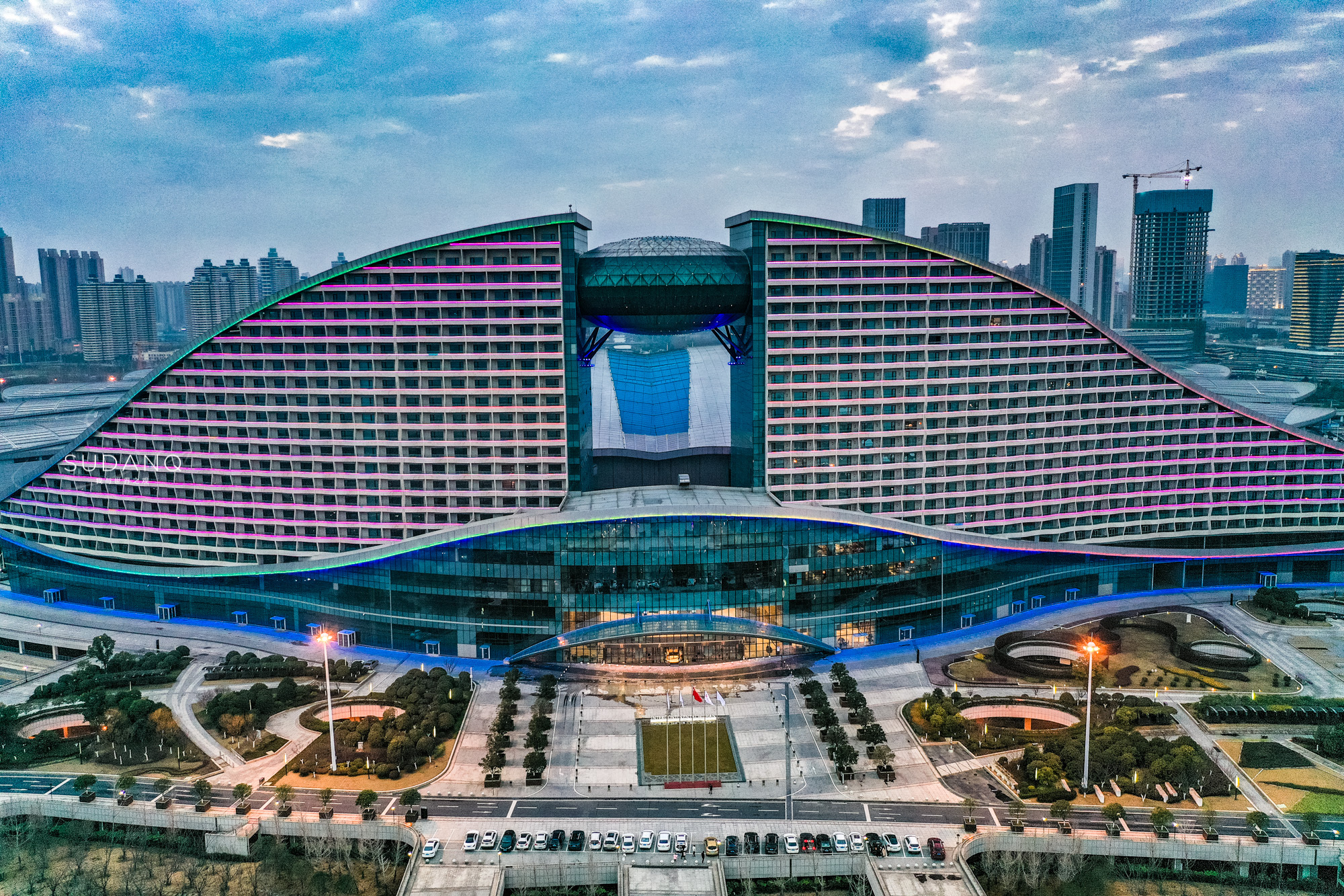 航拍全国第三的博览中心，面积相当于17个足球场，武汉人的骄傲