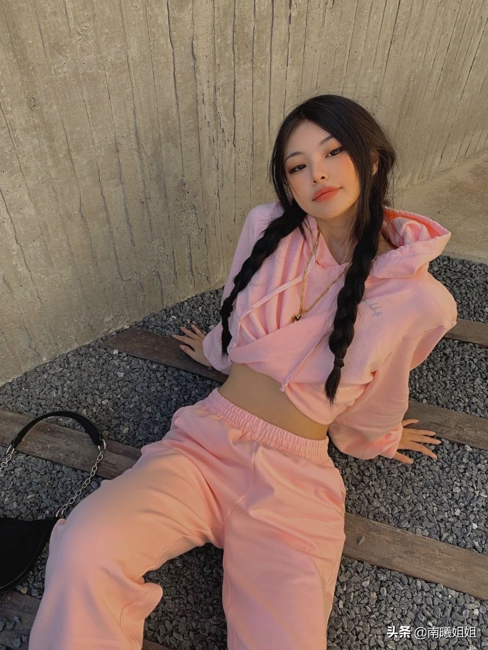 时髦的女人都穿卫衣减龄又好看,女生一定要了解的卫衣经典搭配