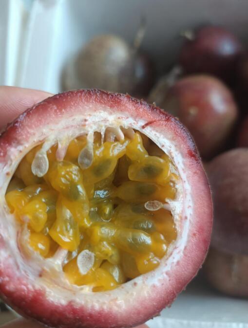 拼多多上的百香果，吃货就知道加蜂蜜，当地农民却靠它盖房娶老婆