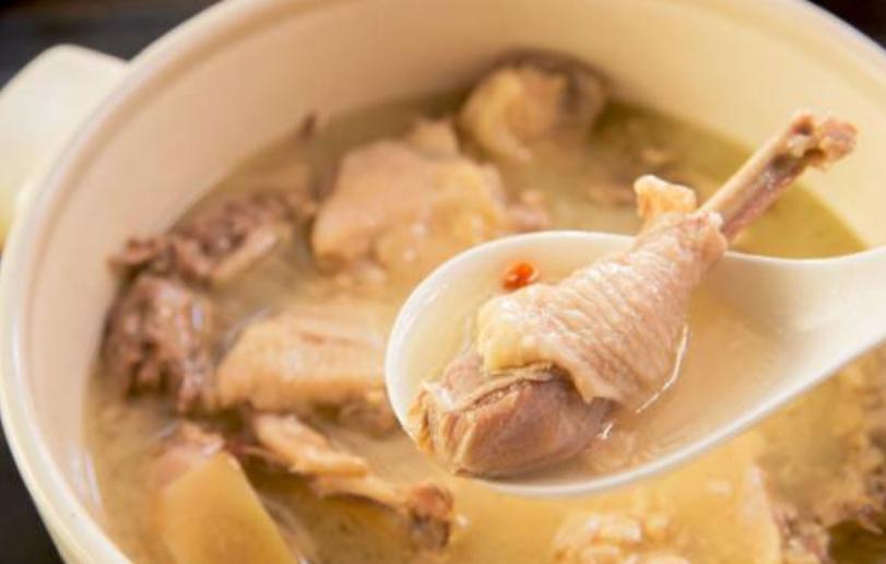 小狗拉暗红色稀水,小狗尿出来黄绿色的