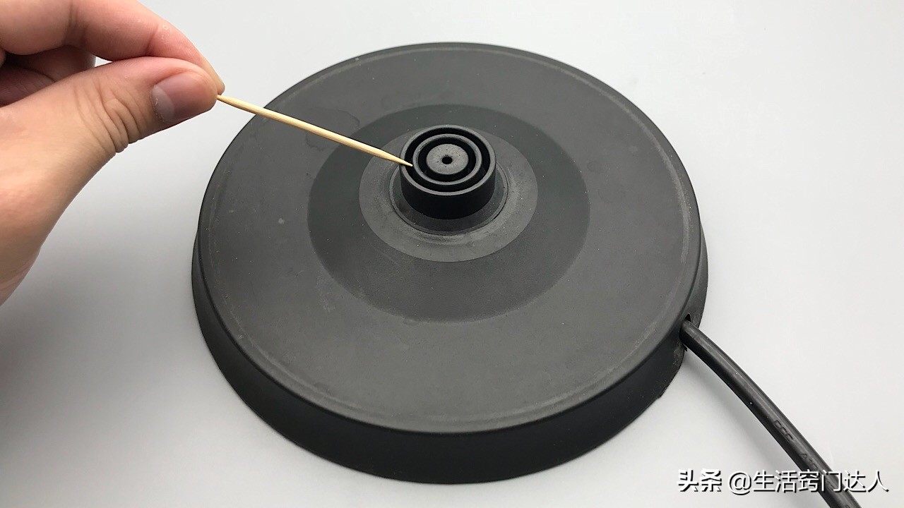 电热水壶坏了用牙签维修,电热水壶怎么插牙签最省钱