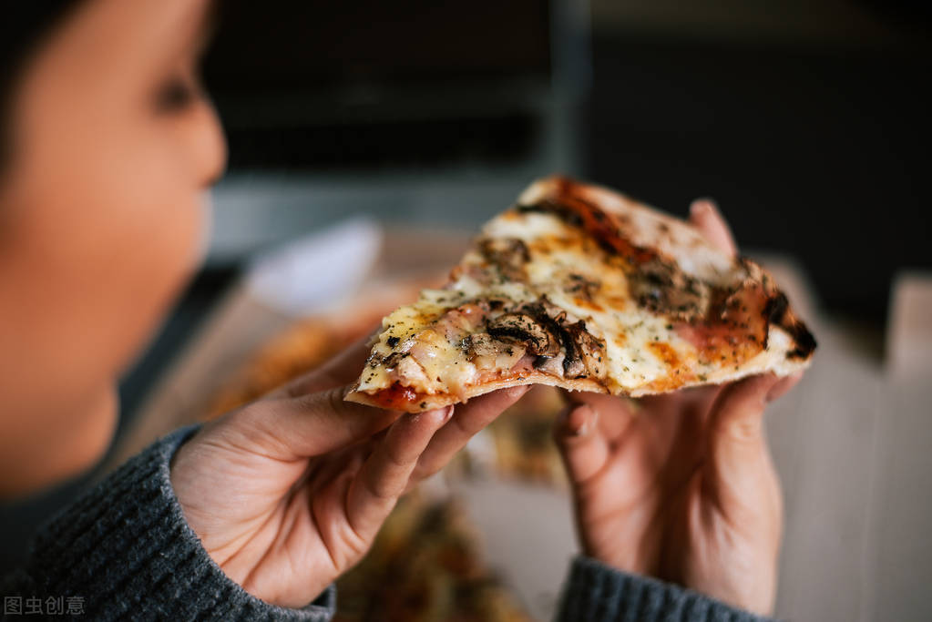 不吃晚饭反而容易诱发脂肪堆积,减脂期晚上脂肪吃多了怎么办