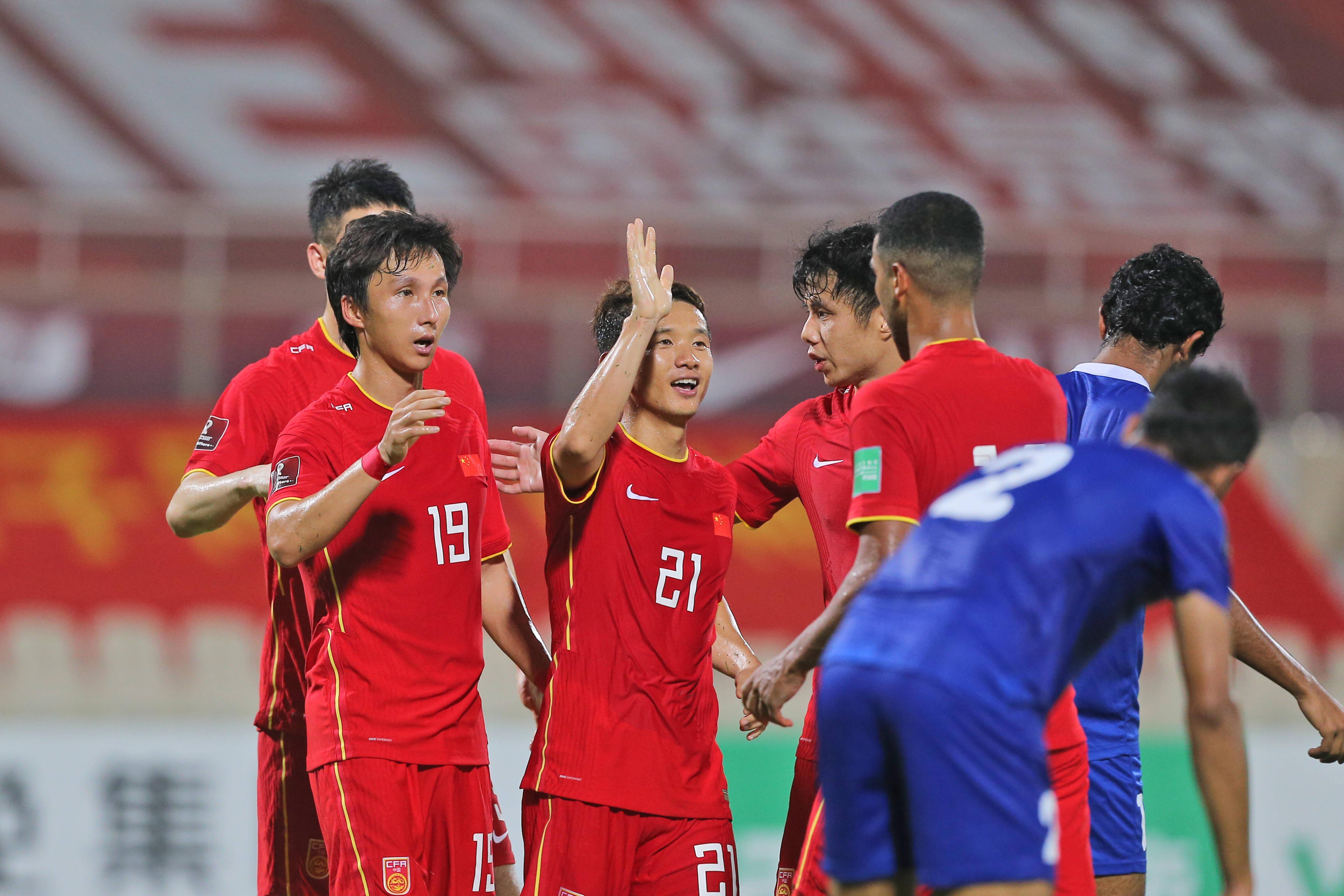 武磊打马尔代夫彩虹过人,武磊对球迷的鼓励