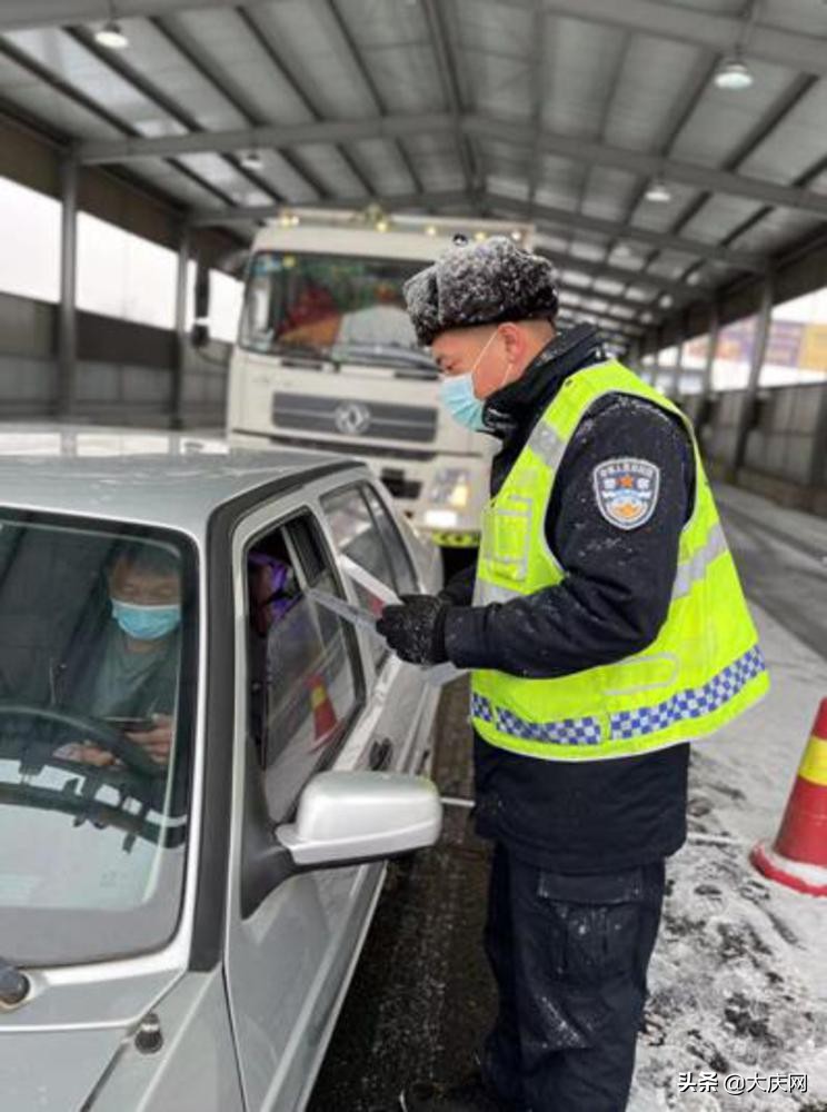 疫情期间零下民警坚守岗位,民警风雪中坚守防疫一线