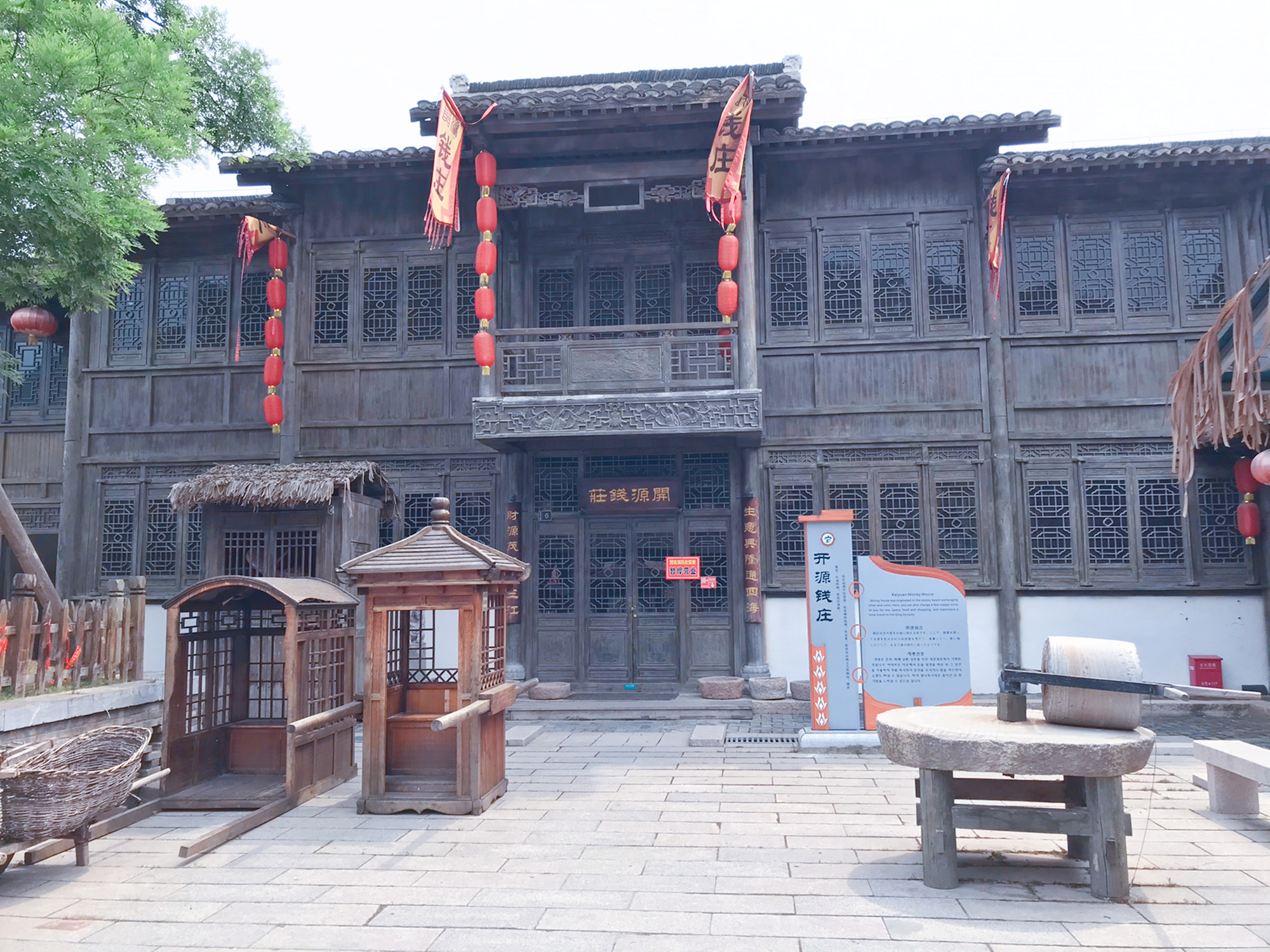 江苏“傲娇”古村，游客买东西用铜板，景区建议不给纸币和扫码