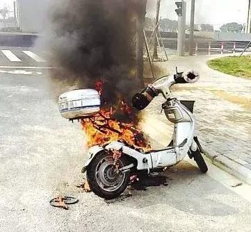 电动车充电口会有火花影响电瓶吗,电动车充电时会不会电人