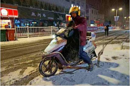 外卖小哥送餐途中因催单崩溃,外卖小哥催单惹怒店家后续