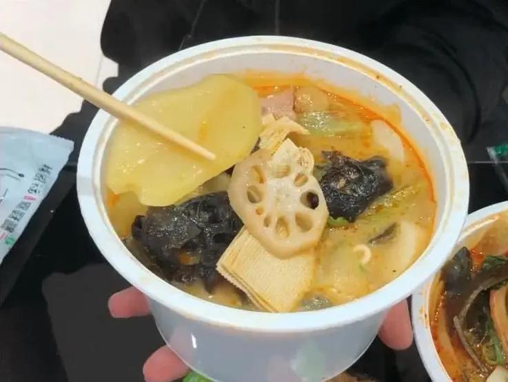 64家年销1.5亿元，品类销量双top1，“小蛮椒”成新晋麻辣烫之王