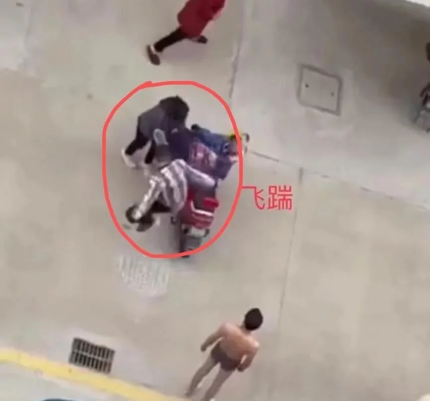 江苏男子当街殴打母亲,男子当街殴打妈妈