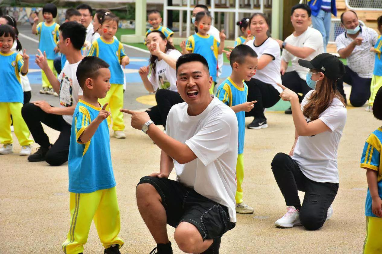 内江实幼举行“童心向*党**，足梦前行”亲子游园活动