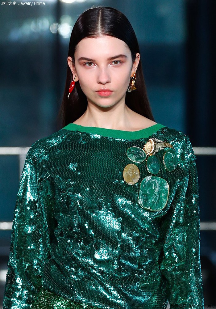 一大一小的胸针的正确戴法,一枚胸针穿出高级感