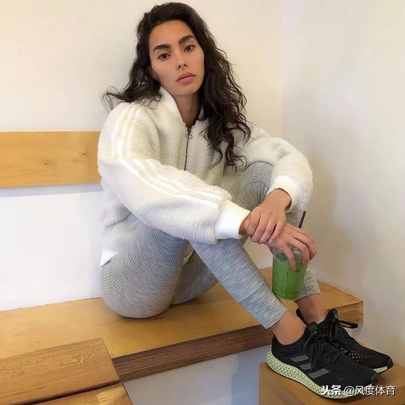 *窥偷**女神AdrianneHo的ins照片,我仿佛打开了新世界的大门……