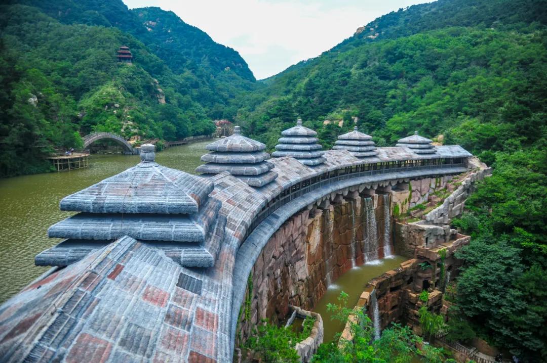 济南又添新避暑地!这处藏着雨林瀑布的“绿野仙踪”带你一秒穿越热带国度!