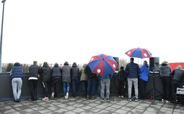 冰岛教练是谁,冰岛球队队长是牙医