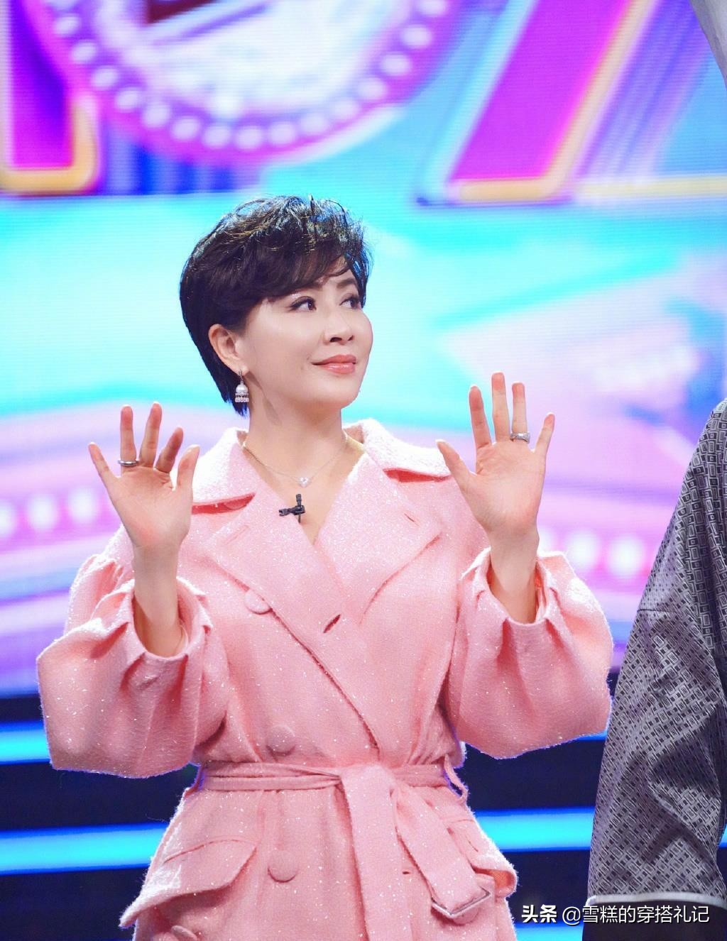 适合发量少的45岁的短发,长卷发和短发哪个更减龄