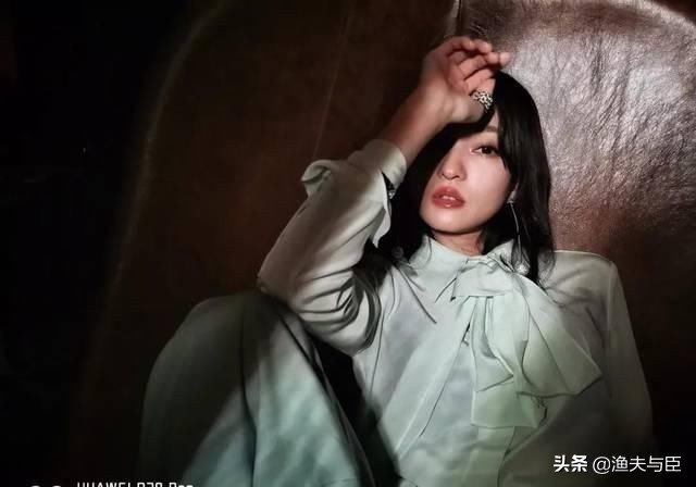 “过气”十年，凭什么她发个问号也能上热搜？