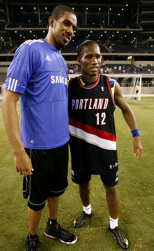 篮球运动员跟足球运动员谁更强壮,nba球员和足球运动员肌肉对比