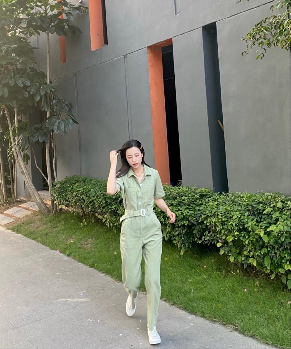 周雨彤穿露脐装秀小蛮腰,蝴蝶结露脐装周雨彤