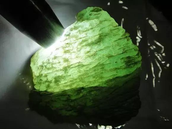 见惯了宝玉石，它的原石长啥样？有些毫不起眼，捡到千万别丢……