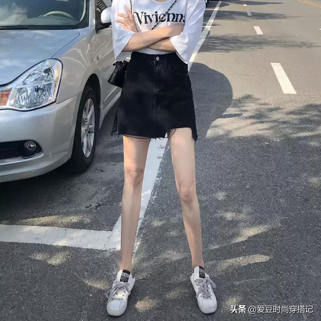 小个子女生牛仔裙配什么上衣,适合小个子女生穿的牛仔裙