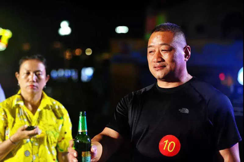 酒王大赛周赛吹瓶最快3秒70！震惊金沙滩啤酒城