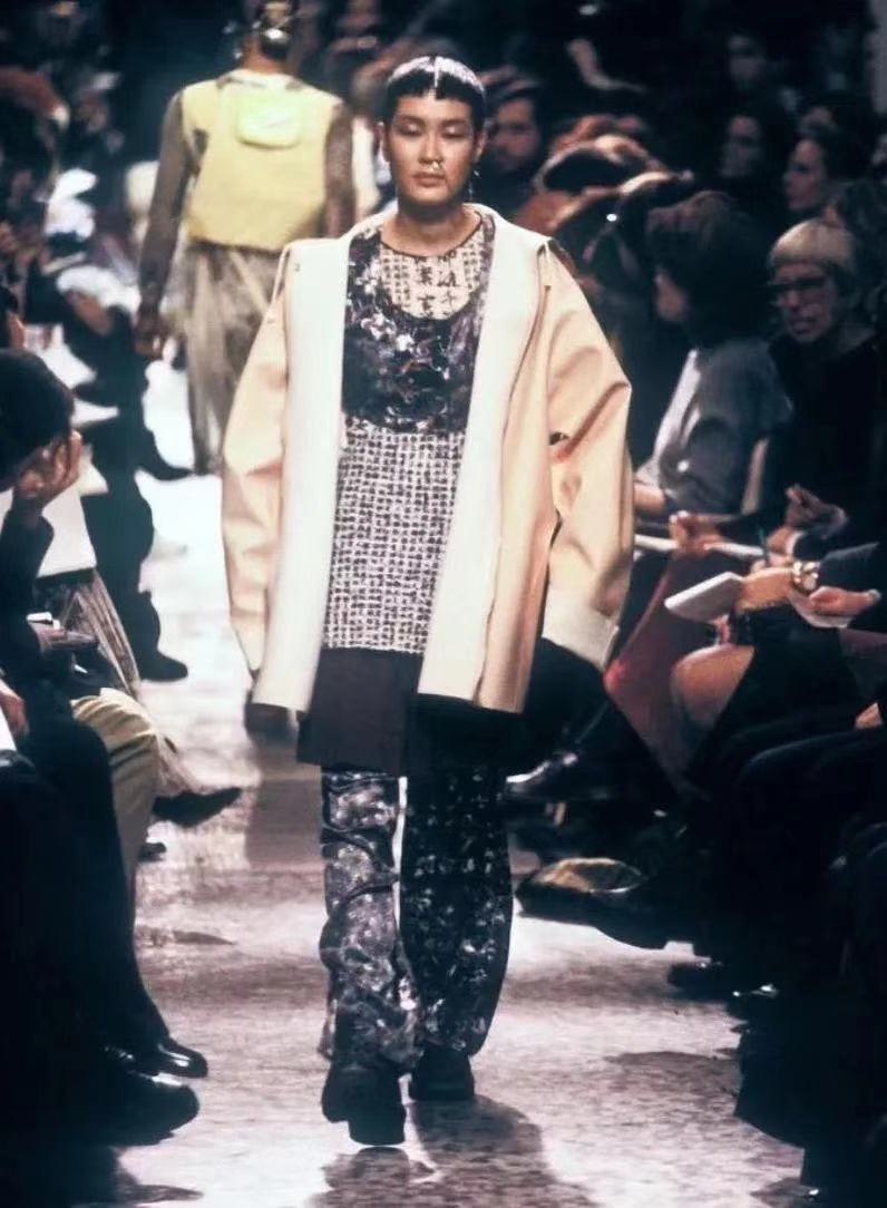 快成主流的“亚逼”,是一个___词?