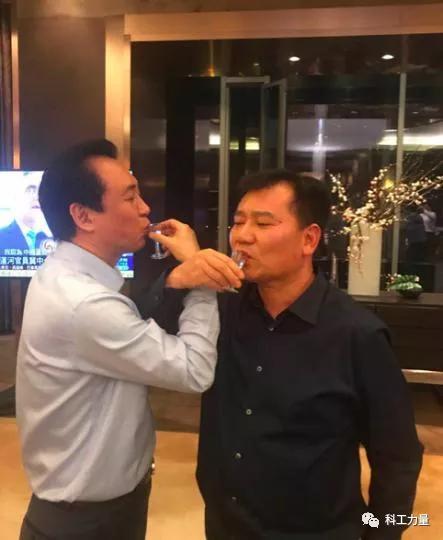 苏宁“变形记”：从零售之王，到“*身卖**”自保？