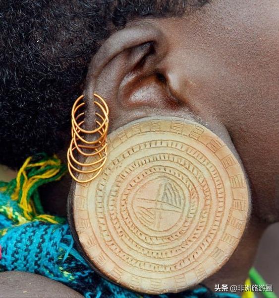 非洲原始部落的“时尚”装扮