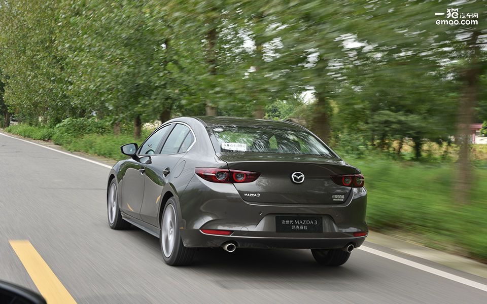 2021马自达3昂克赛拉2.0家用油耗,马自达3昂克赛拉1.5和2.0哪个更好