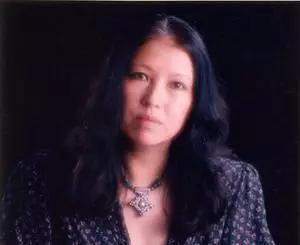 三毛：她走遍万水千山，却用一双*袜丝**自缢身亡