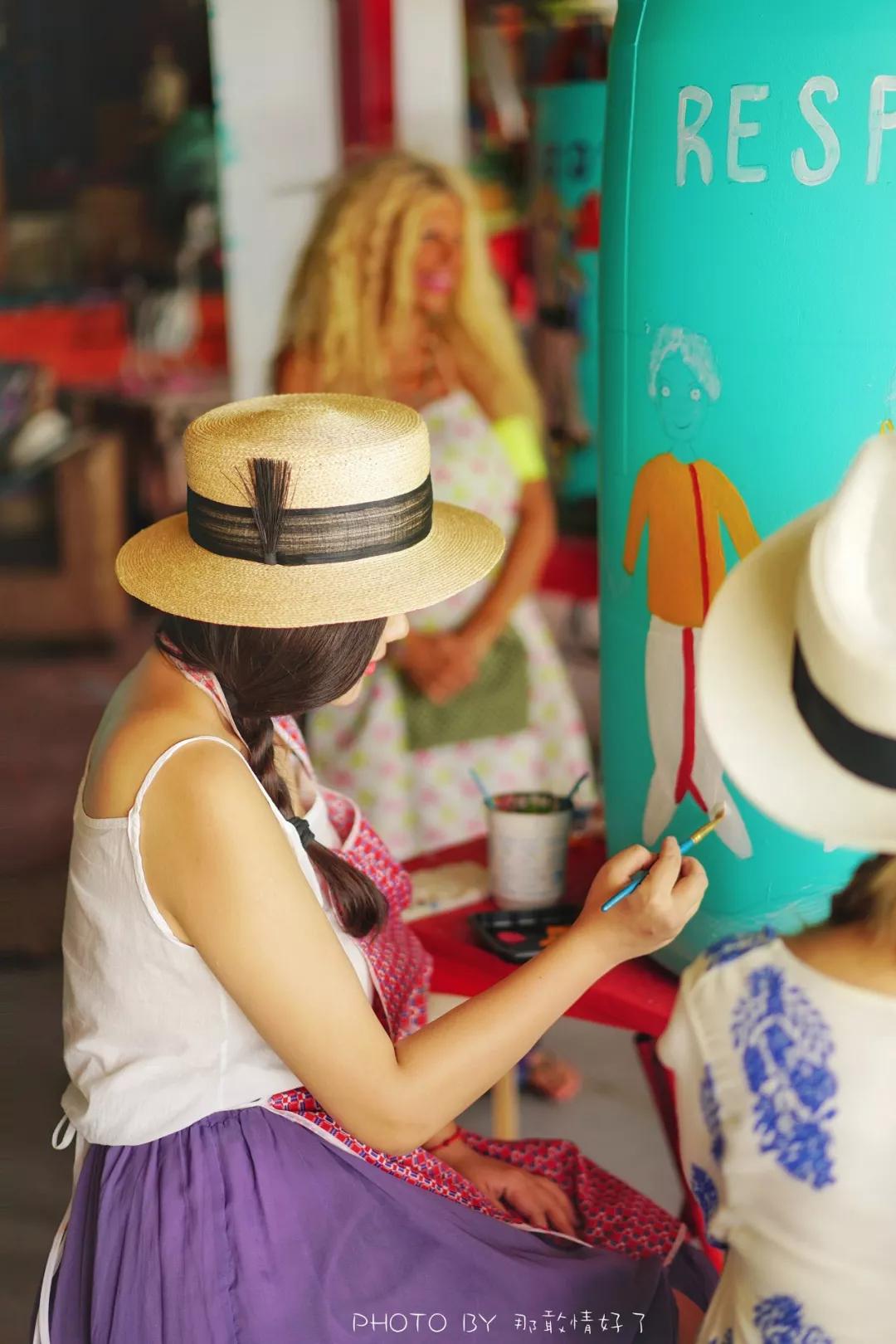 美国艺术家老夫妇定居苏梅岛十年，教游客画垃圾桶，唤醒环保意识