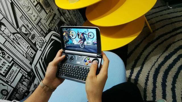 坚果微果迷你投影,世界上最大的触屏手机