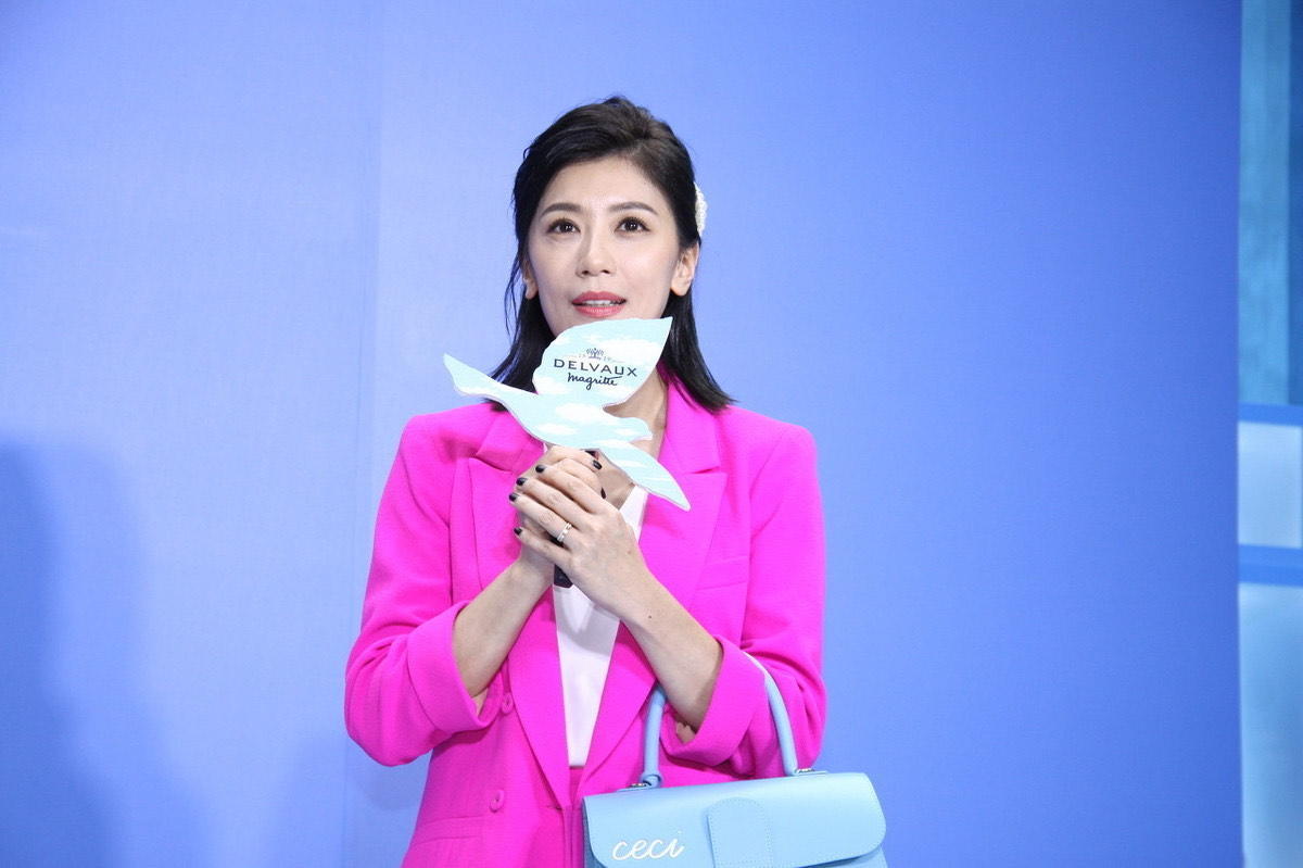 贾静雯竖条西装出席活动,贾静雯47岁穿红色裙出席活动