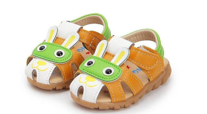 这8种凉鞋被列入黑名单，易致足内翻、X型腿，可别再给娃穿了