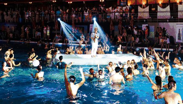 今夕有你丨99元双人票限时抢！免费写真、缘分墙、潮人趴…七夕来狂欢水世界占领你的主场