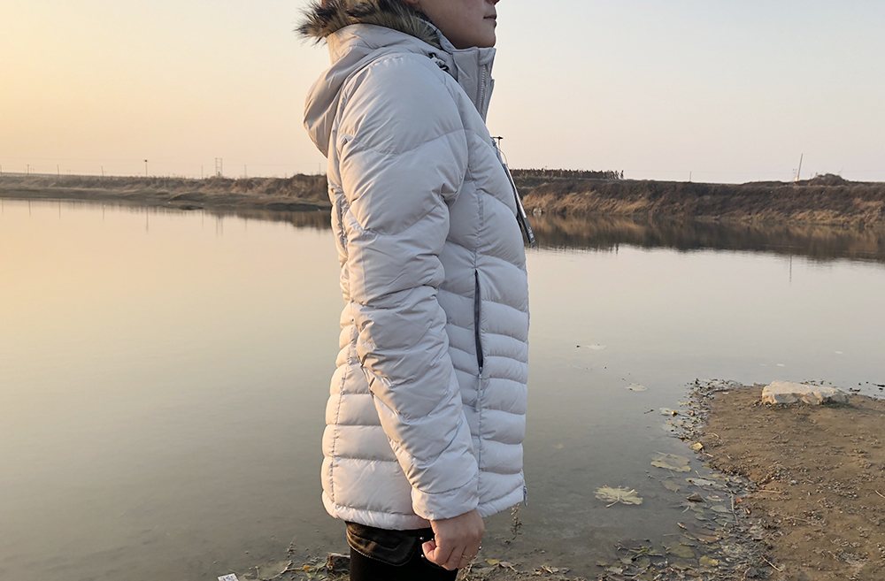 谁说暖冬羽绒服就会失宠？狼爪羽绒服评测，轻薄才是今年主打