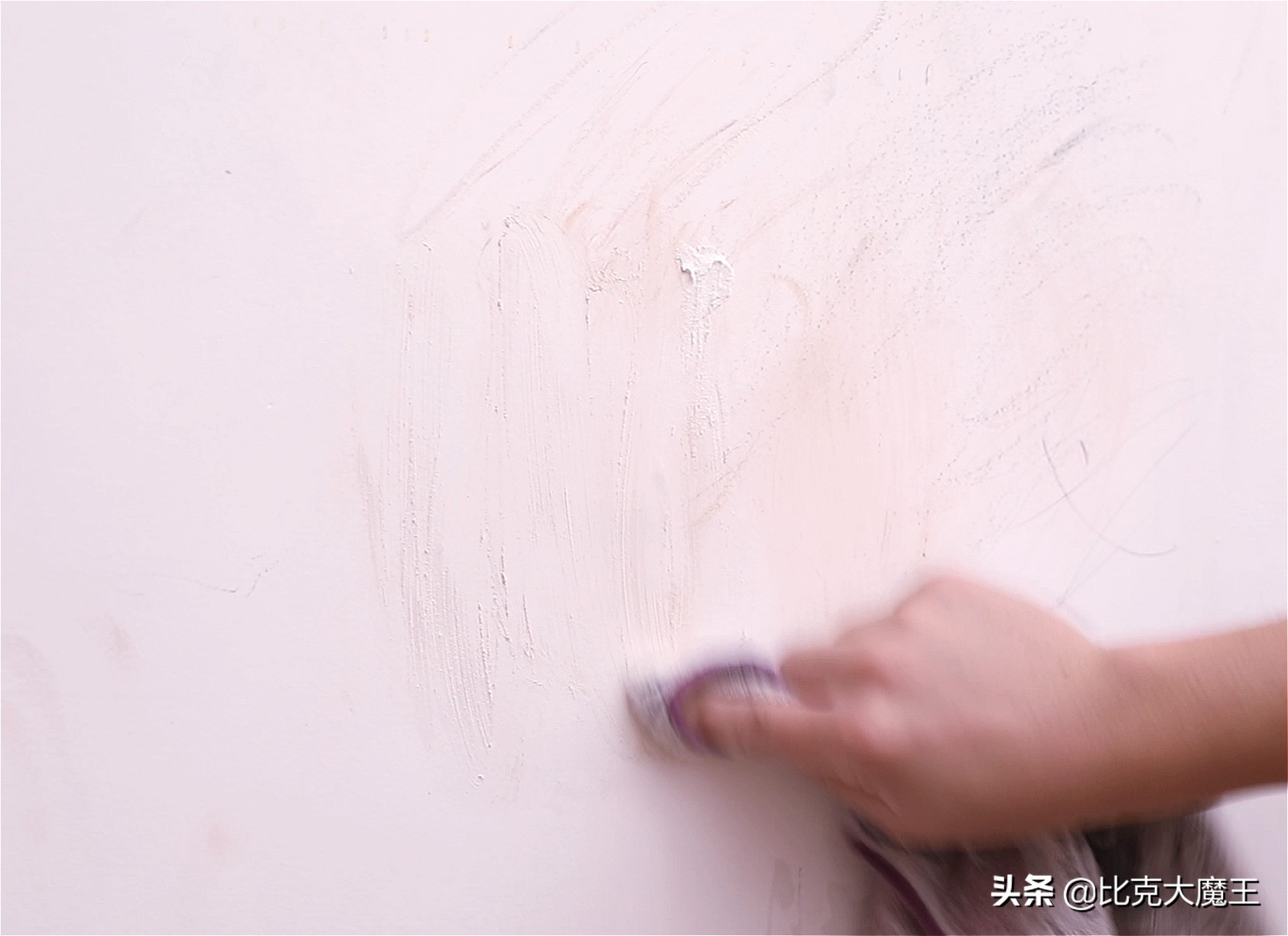 白墙脏了不用重新刷,墙壁上抹一点,简单擦一擦就干净,省力省事