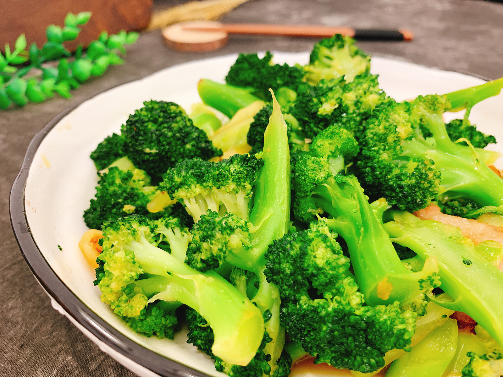 清炒西兰花需要先焯水吗,炒西兰花千万别焯水大厨教你一招