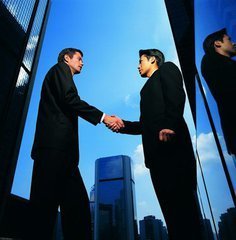 巴拉巴拉童装与班尼路童装哪个好,巴拉巴拉童装品牌介绍及定位