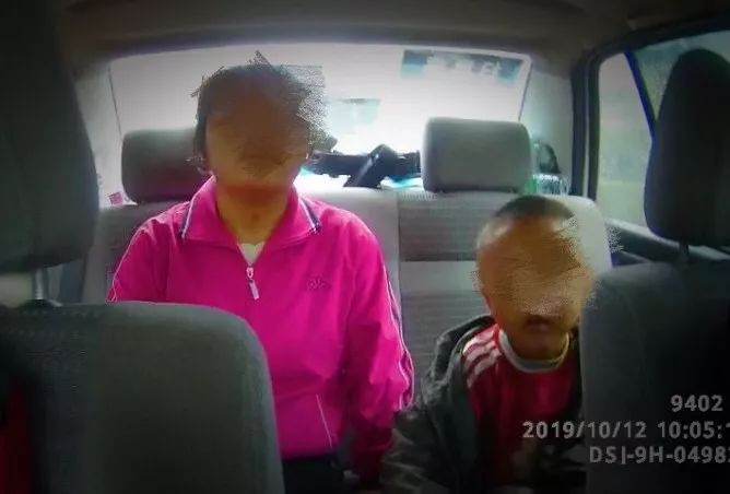 太可恶!凯里街头这对夫妻,偷滴眼药水博同情!