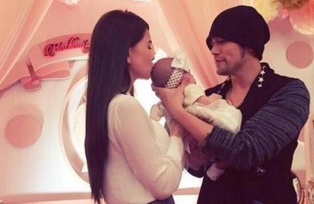 昆凌露脐装秀腹肌,昆凌三胎产后与周杰伦合照