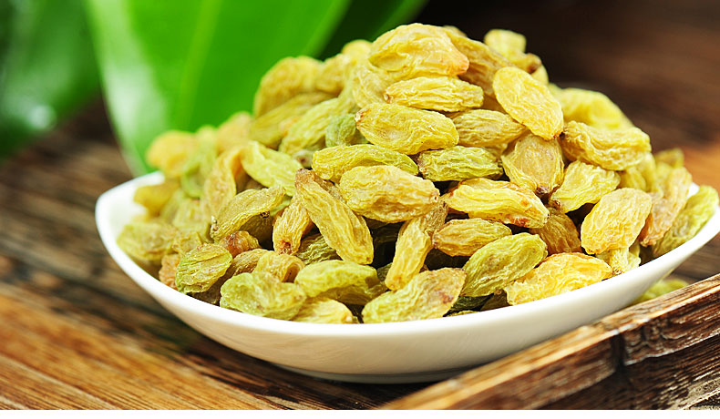 葡萄干怎样洗才干净又好吃,葡萄干用清水洗了再烤干行吗