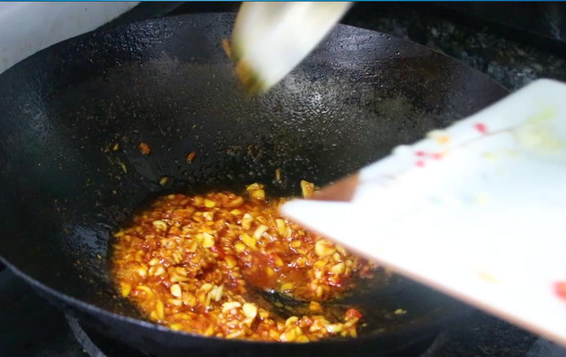 把整只猪脚往锅里一扔，做法和诀窍都告诉你，出锅馋得流口水