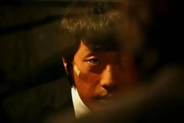 环顾四周身边只有自己一个人,环视四周