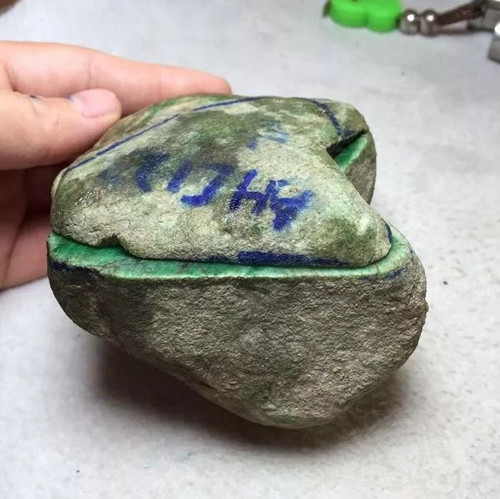 十五万买翡翠原石切开震惊众人,翡翠原石切开后哪种纹路是正常的